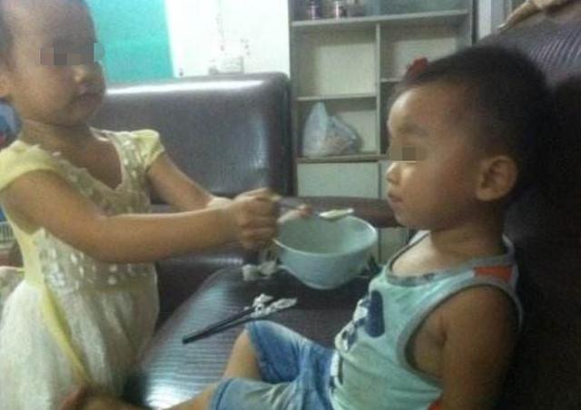 媽媽不幸病逝，留下兩個孩子… 6歲女孩獨自照顧弟弟，某天打掃的時候，在床底找到令人淚奔的「東西」！