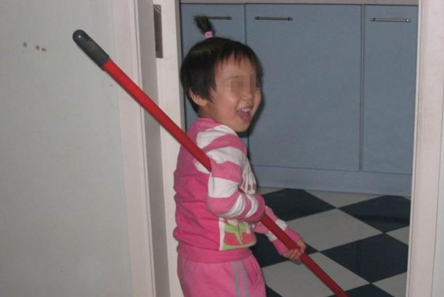媽媽不幸病逝，留下兩個孩子… 6歲女孩獨自照顧弟弟，某天打掃的時候，在床底找到令人淚奔的「東西」！