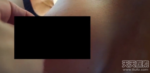 美女將上身套箱子中，任路人摸下一幕讓人臉紅！