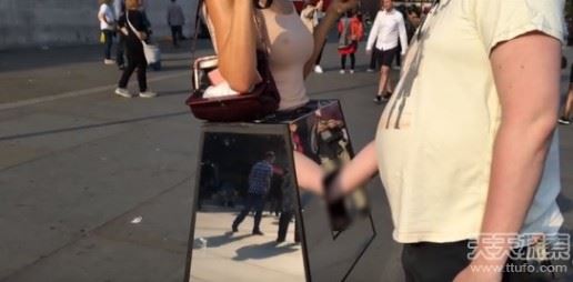 美女將上身套箱子中，任路人摸下一幕讓人臉紅！