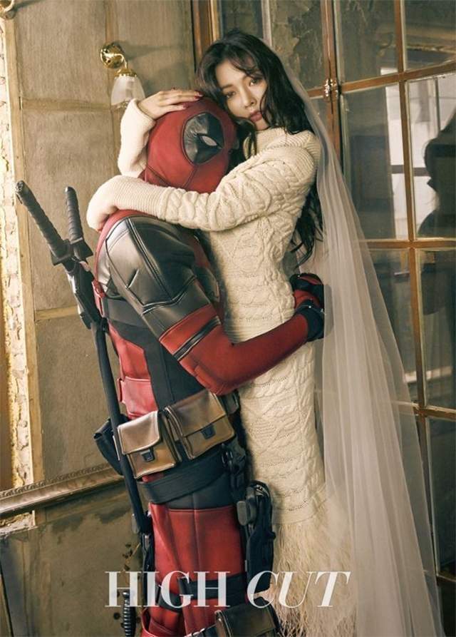 死侍爽抱泫雅合照睡覺 結果被老婆看到了...