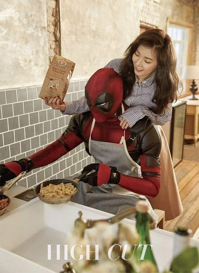死侍爽抱泫雅合照睡覺 結果被老婆看到了...