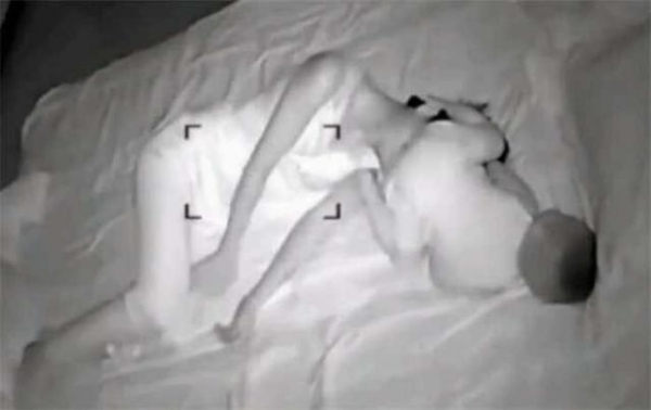 老公出差不放心在「家裡裝監視器」，想看看老婆在幹什麼，沒想到「出現的畫面」讓他痛心！
