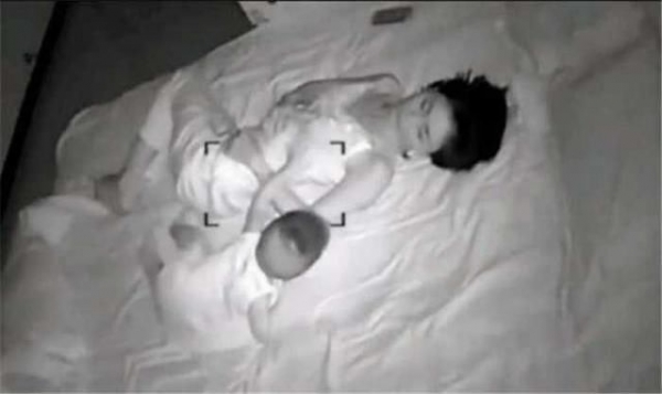 老公出差不放心在「家裡裝監視器」，想看看老婆在幹什麼，沒想到「出現的畫面」讓他痛心！