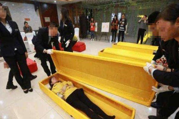 8歲女童中毒身亡，火化前發生的事，把父母嚇出一身冷汗
