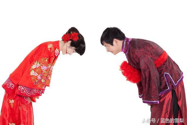 離婚剛半月前夫就再婚，婚禮上5歲兒子一聲尖叫，現場一發不可收拾！