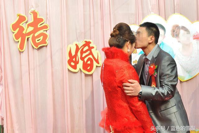 離婚剛半月前夫就再婚，婚禮上5歲兒子一聲尖叫，現場一發不可收拾！