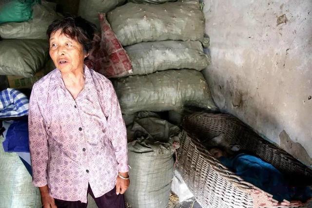 41歲女兒小如嬰兒不會說話，68歲母親放籮筐喂，養堅守41年~，最大願望是聽到女兒叫一聲媽