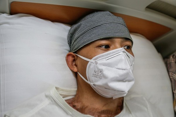 29歲帥教官患癌「肩膀潰爛」，最終遭現任女友拋棄！沒想到前女友竟現身醫院…瞬間流下男兒淚！