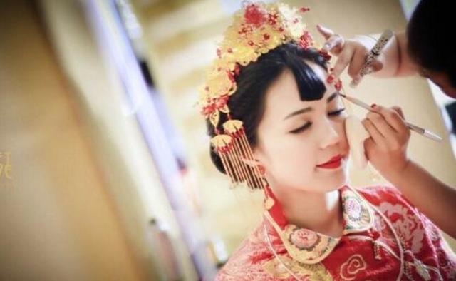 妻弟結婚我開車去接新娘，聽完新娘電話我將她趕下車！