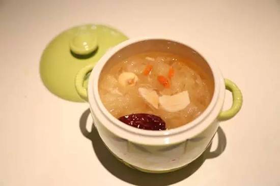 「銀耳蓮子湯」這樣煮簡單又膠質滿滿，喝完摸皮膚就知道！ 