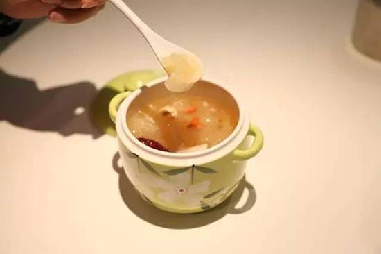 「銀耳蓮子湯」這樣煮簡單又膠質滿滿，喝完摸皮膚就知道！ 