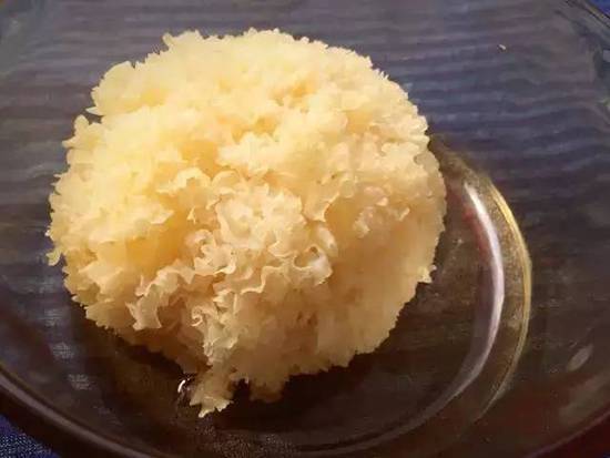 「銀耳蓮子湯」這樣煮簡單又膠質滿滿，喝完摸皮膚就知道！ 