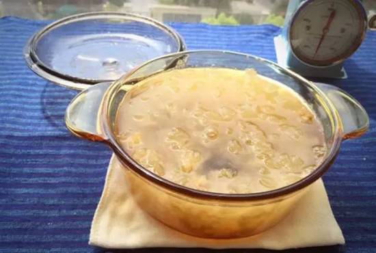 「銀耳蓮子湯」這樣煮簡單又膠質滿滿，喝完摸皮膚就知道！ 