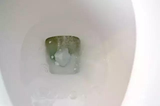 馬桶水箱裡放這個東西，再也用不到馬桶刷了，好神奇啊！