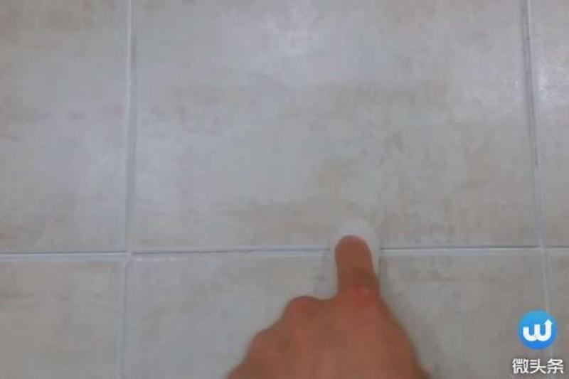浴室磁磚縫隙容易積水長黴卡污垢！老婆只用了「一根東西」就變全新的，而且再也不會髒！！ 