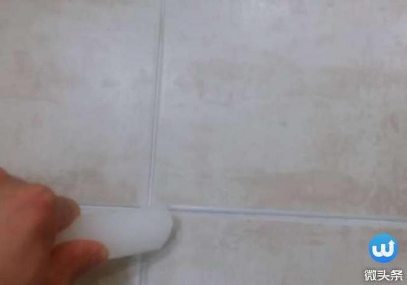 浴室磁磚縫隙容易積水長黴卡污垢！老婆只用了「一根東西」就變全新的，而且再也不會髒！！ 