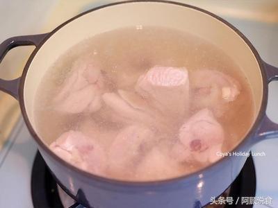 跟著阿基師一起來做「蒜頭雞湯」，喜歡蛤蠣也可以自己加，喝起來更加鮮美！ 