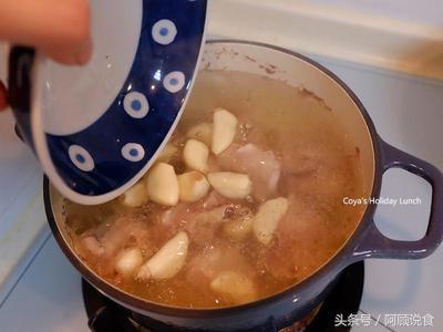 跟著阿基師一起來做「蒜頭雞湯」，喜歡蛤蠣也可以自己加，喝起來更加鮮美！ 