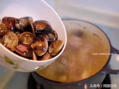 跟著阿基師一起來做「蒜頭雞湯」，喜歡蛤蠣也可以自己加，喝起來更加鮮美！ 