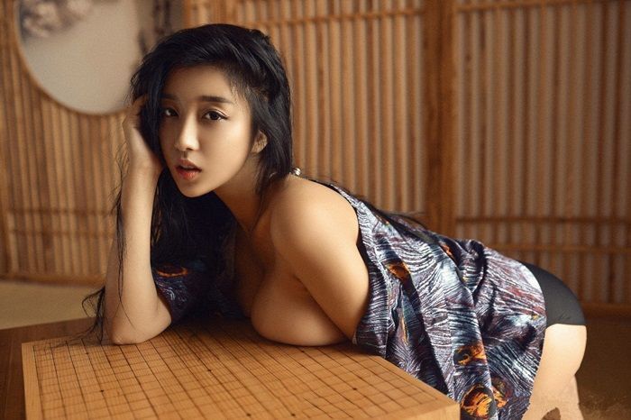 好驚人畫面！展場妹淡定…「2/3」滑出 亮點好大！ 網秒暴動：活動還有嗎？