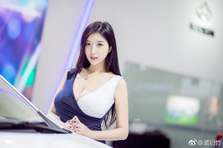 好驚人畫面！展場妹淡定…「2/3」滑出 亮點好大！ 網秒暴動：活動還有嗎？