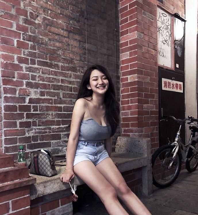 精品店店員「實在太狂」！衣服快撐爆...男生搶陪女友買包：目測至少G！