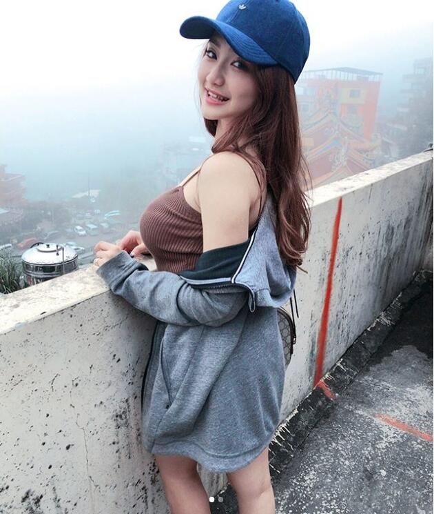 精品店店員「實在太狂」！衣服快撐爆...男生搶陪女友買包：目測至少G！