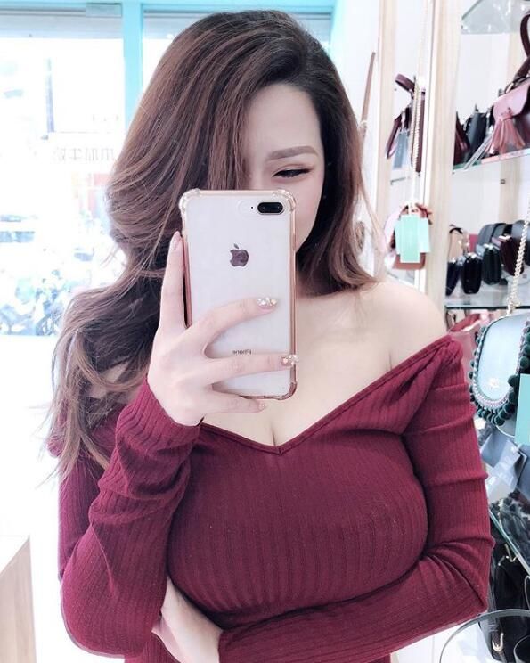 精品店店員「實在太狂」！衣服快撐爆...男生搶陪女友買包：目測至少G！