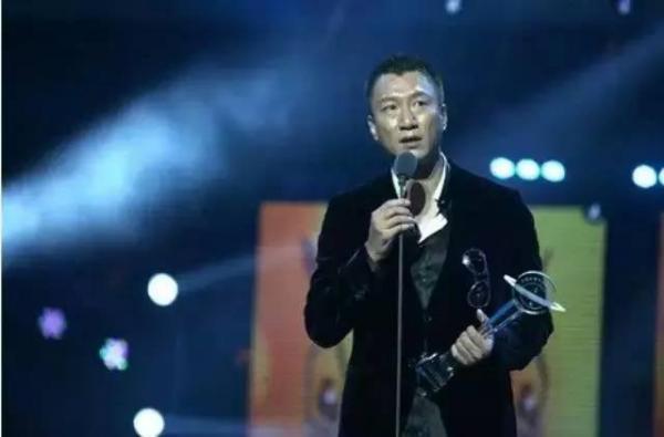 一位靠母親撿垃圾養大的明星，你絕對想不到是誰... 