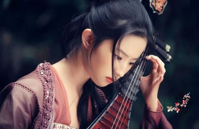 當年只能給劉亦菲當配角，給劉亦菲打傘的女孩，今天名氣超越了她！