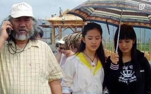 當年只能給劉亦菲當配角，給劉亦菲打傘的女孩，今天名氣超越了她！