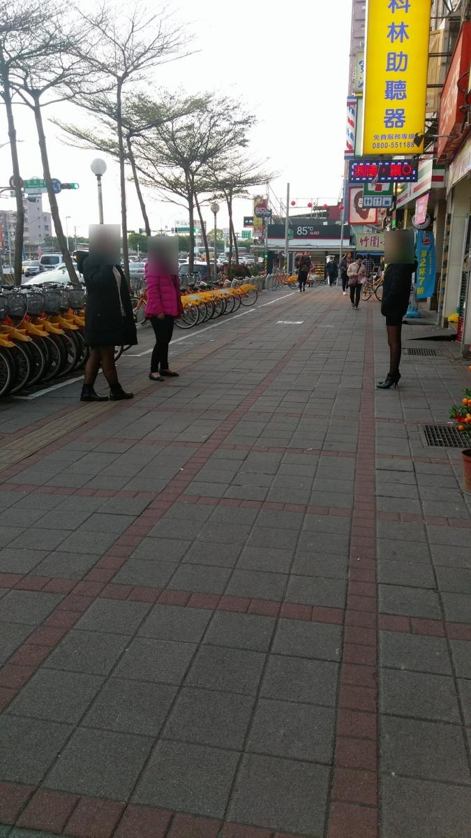 金髮正妹走過來好心動！石更塞國旗…拿了就走不了了