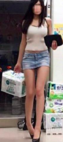 金髮正妹走過來好心動！石更塞國旗…拿了就走不了了