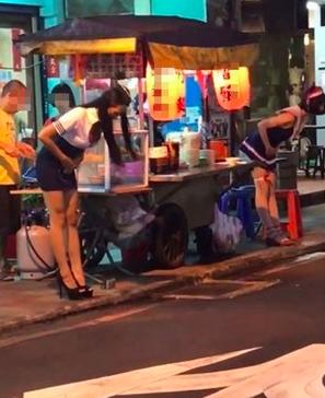 金髮正妹走過來好心動！石更塞國旗…拿了就走不了了