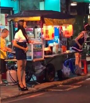 金髮正妹走過來好心動！石更塞國旗…拿了就走不了了