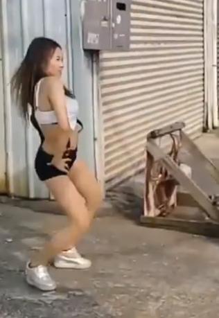 正妹路上「和阿嬤尬舞」勢均力敵！　最後奶奶「豁出去猛搖」所有人跪喊：舞太后！