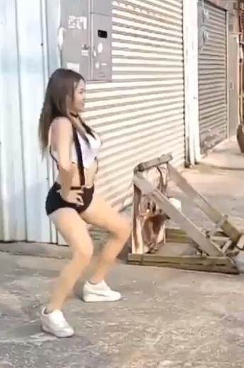 正妹路上「和阿嬤尬舞」勢均力敵！　最後奶奶「豁出去猛搖」所有人跪喊：舞太后！