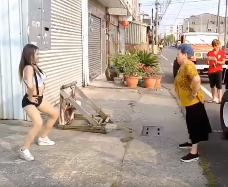 正妹路上「和阿嬤尬舞」勢均力敵！　最後奶奶「豁出去猛搖」所有人跪喊：舞太后！
