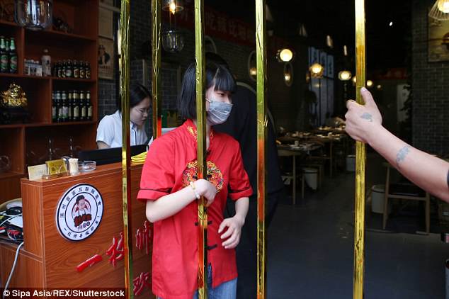 餐廳推出「穿過15cm超窄欄桿」吃喝全免費！網友暴動揪團：紙片人快衝～ 
