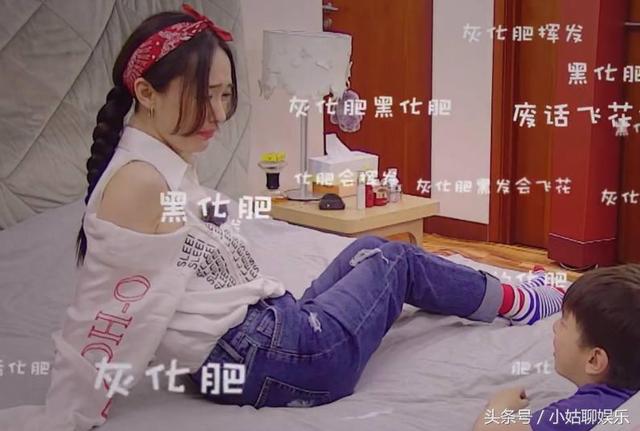 《媽媽是超人》嗯哼講繞口令時，有誰注意到霍思燕家床上是什麼？ 