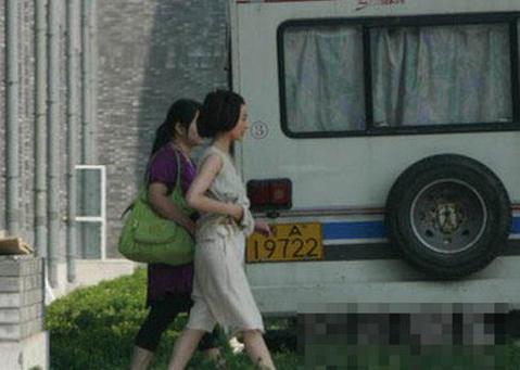 尷尬臉紅！女明星當場「拉褲子」被拍到的瞬間！「範冰冰」竟然不小心露出...太害羞了！ 