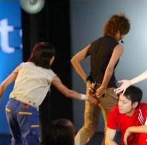 尷尬臉紅！女明星當場「拉褲子」被拍到的瞬間！「範冰冰」竟然不小心露出...太害羞了！ 