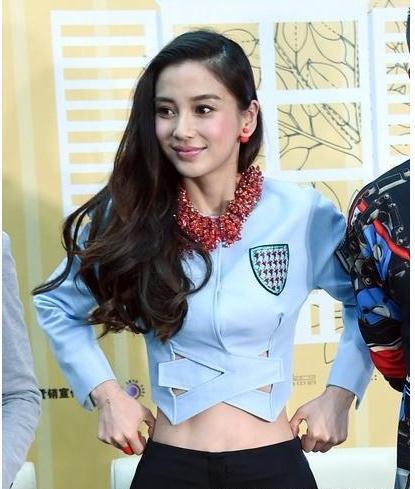 尷尬臉紅！女明星當場「拉褲子」被拍到的瞬間！「範冰冰」竟然不小心露出...太害羞了！ 