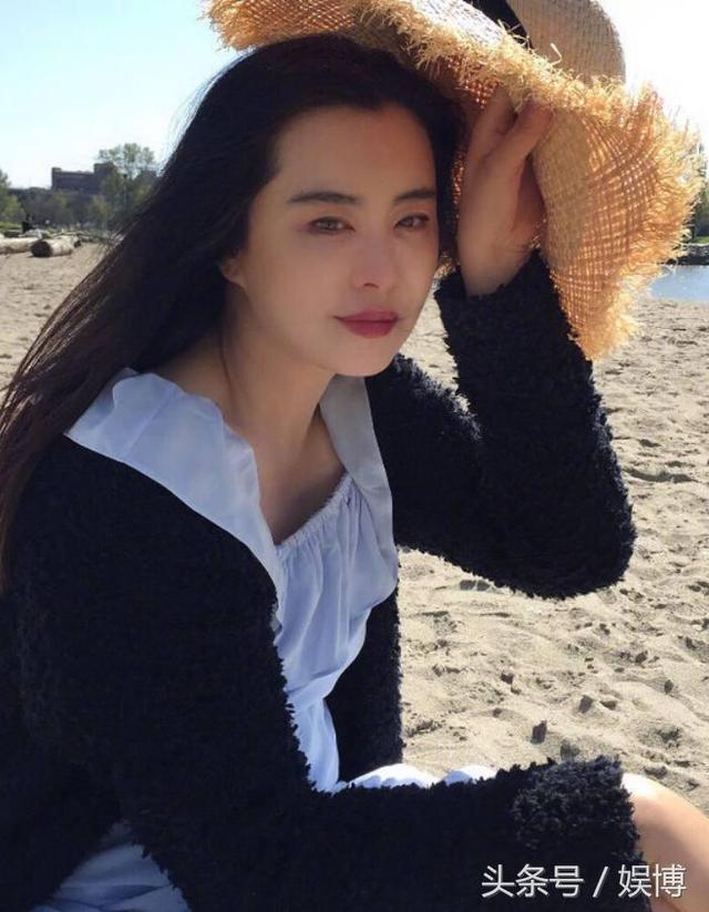 王祖賢曬照慶母親節，一襲連衣裙少女感十足，誰注意到她的眼睛了 
