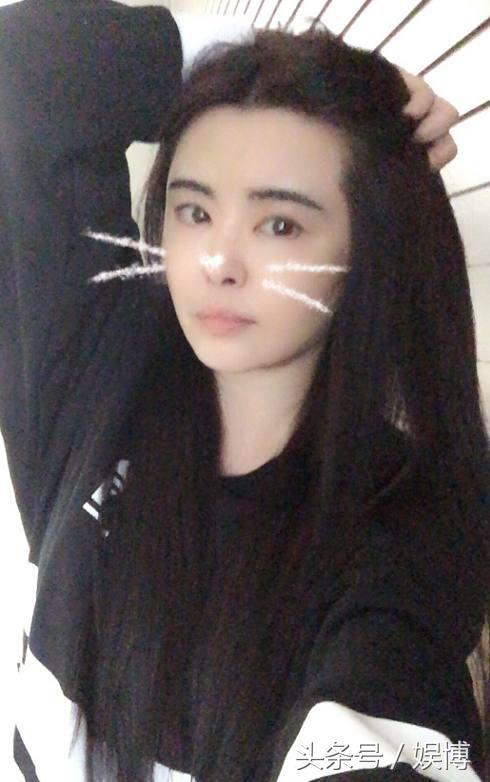 王祖賢曬照慶母親節，一襲連衣裙少女感十足，誰注意到她的眼睛了 