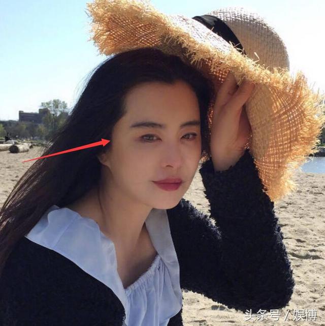 王祖賢曬照慶母親節，一襲連衣裙少女感十足，誰注意到她的眼睛了 