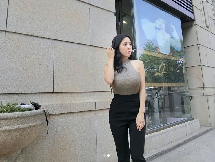  不會太重嗎？「超聳立兩球」不注意都難...18禁S曲線意圖使人照片存不完！