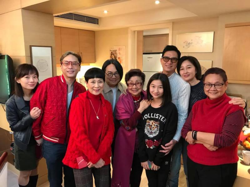 她當年是「無線一姐」，卻不顧眾人眼光與「龍套之王」戀愛，如今丈夫已成影帝，53歲的她仍如少女般美麗！﻿ 