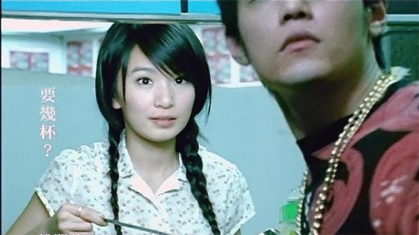 你們還記得嘛！10年前在周傑倫《退後》MV裡的清純女孩田馥甄，竟然變成了現在的「甄哥」！ 
